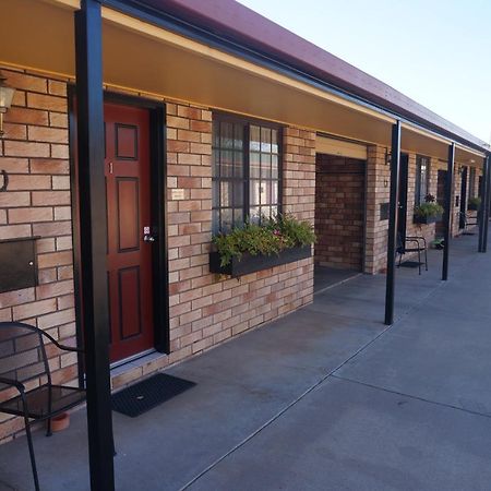 Miles Outback Motel Buitenkant foto