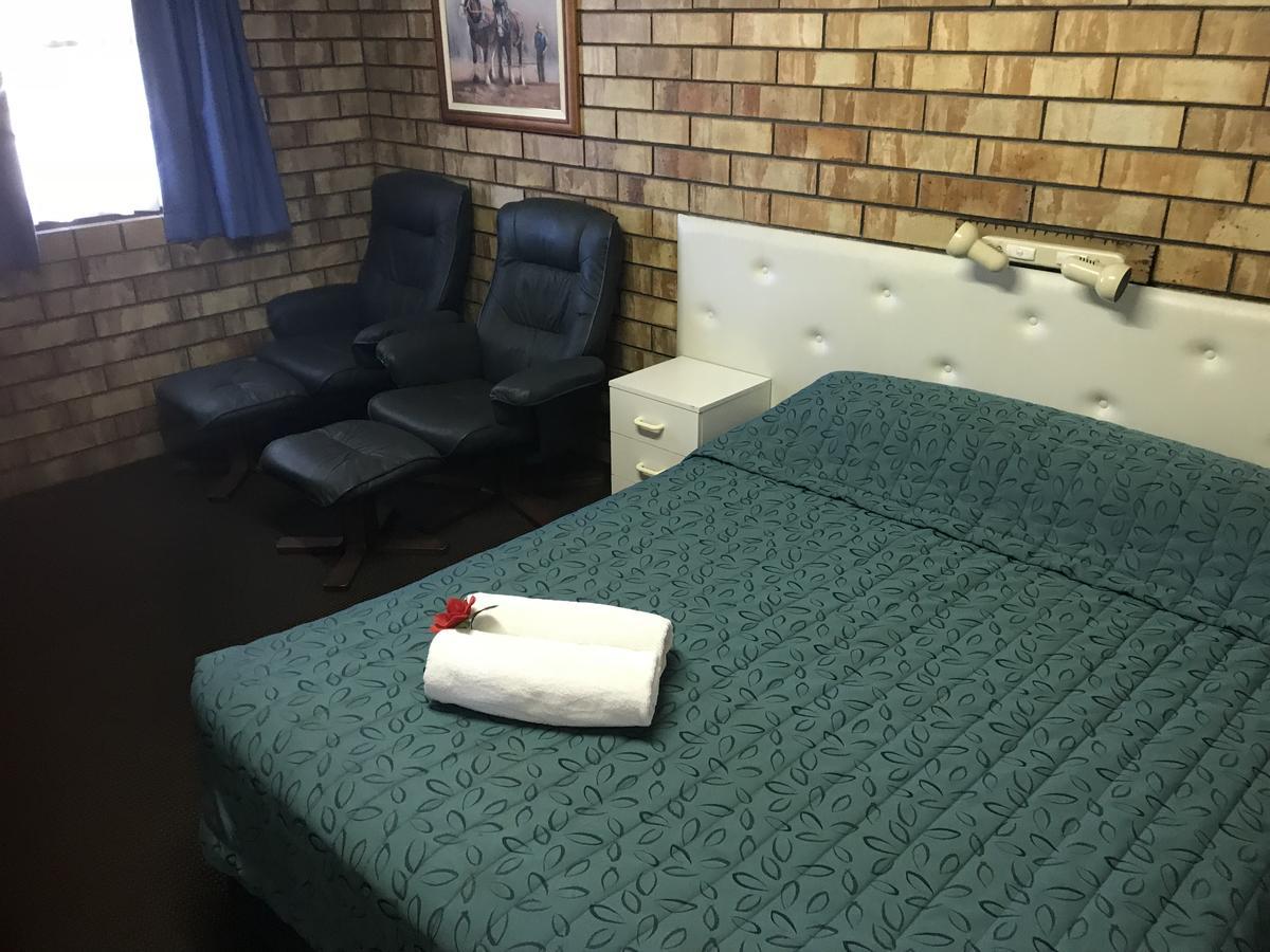 Miles Outback Motel Buitenkant foto