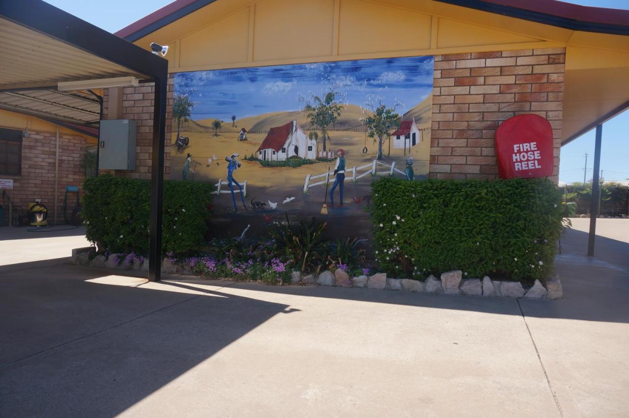 Miles Outback Motel Buitenkant foto