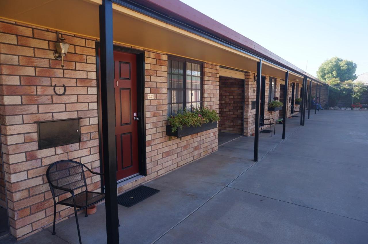 Miles Outback Motel Buitenkant foto